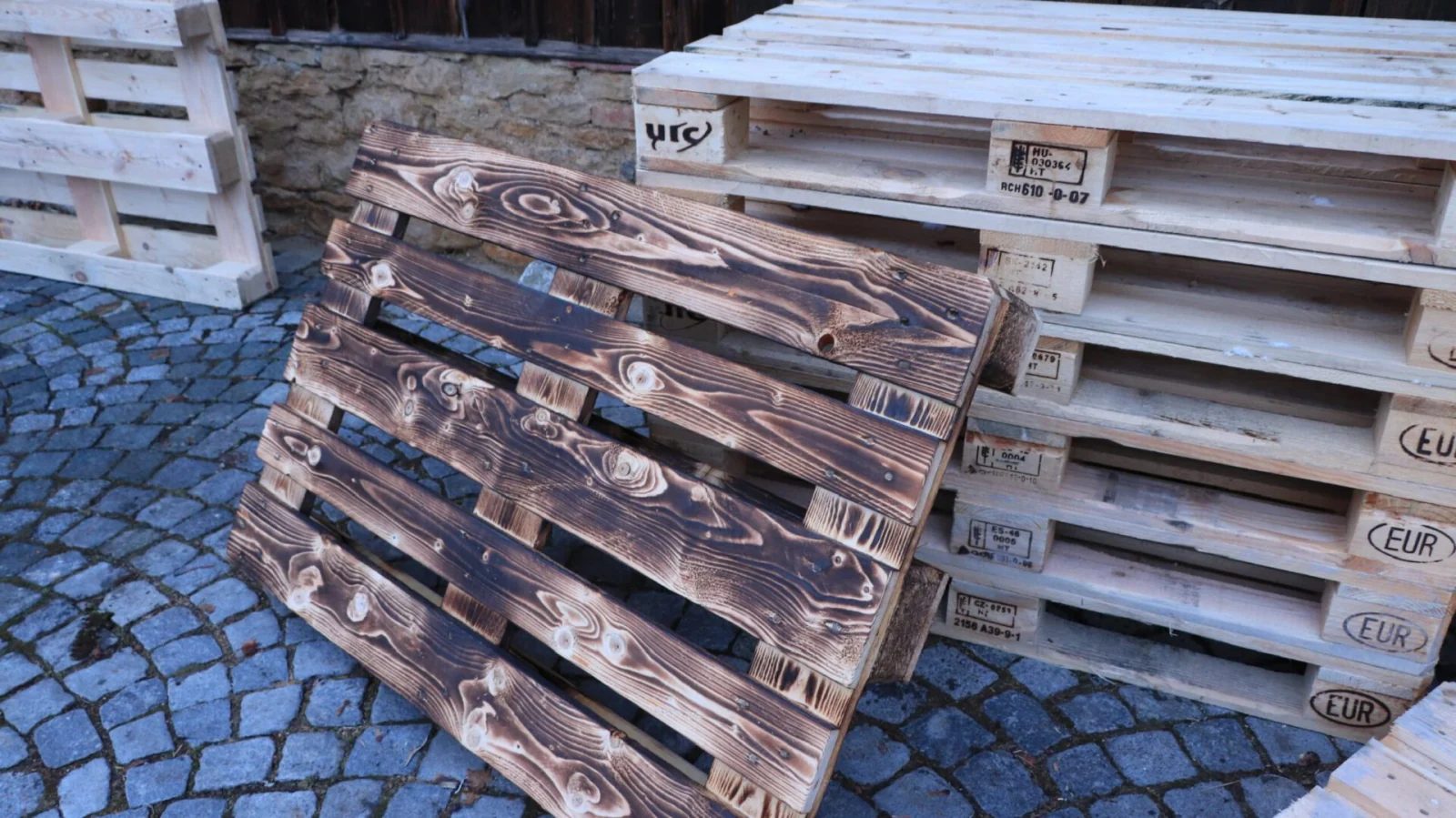 Geflammte Europalette mit deutlich hervorgehobener Holzmaserung